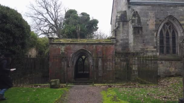 Een Jonge Vrouw Loopt Rond Een Verlaten Gebouw Naast Kerk — Stockvideo