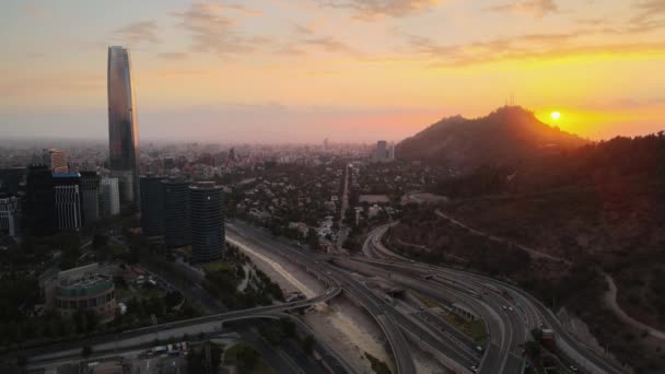 Otoyolun Aşağısında Sanhattan San Cristobal Hill Met Park Günbatımında Santiago — Stok video