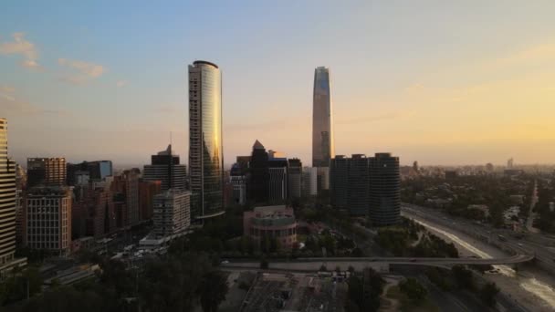 Luchtfoto Dolly Van Buurtgebouwen Moderne Santhe Wolkenkrabbers Gouden Uur Santiago — Stockvideo