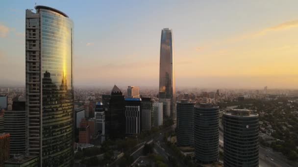 Luftwagen Aus Modernen Glashochhäusern Sanhattan Santiago Chile Zur Goldenen Stunde — Stockvideo