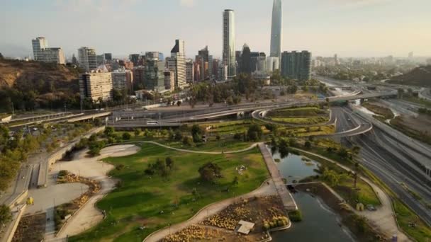 Flydolly Bicentenario Park Motorvei Moderne Sanhattan Skyline Dagtid Santiago Chile – stockvideo