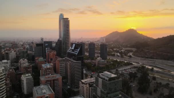 Aerial Dolly Budynkach Sąsiedzkich Panoramicznych San Cristobal Hill Zachodzie Słońca — Wideo stockowe
