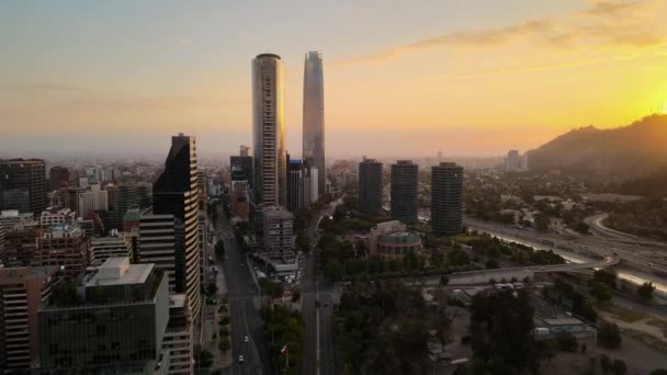 Környező Épületek Sanhattan Felhőkarcolók San Cristobal Hill Naplementekor Santiago Chile — Stock videók