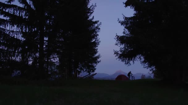 Seorang Pengendara Sepeda Meninggalkan Tempat Perkemahannya Pada Senja Hari — Stok Video