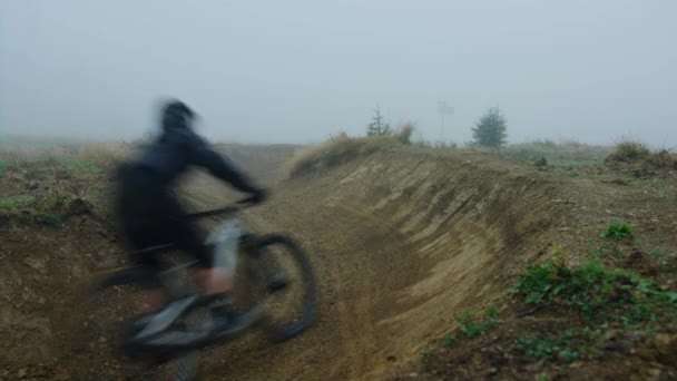 Corredor Downhill Bate Cantos Muito Rápido Nevoeiro — Vídeo de Stock