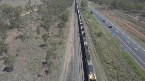 澳大利亚昆士兰州远北空载煤舱列车的空中景观 弯下腰 — 图库视频影像