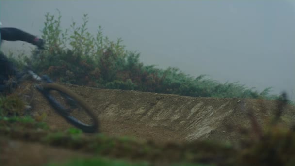 下坡的山地自行车手在雾中转弯 — 图库视频影像