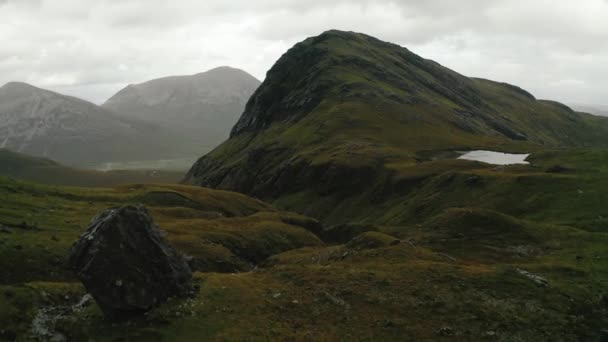 Reuzenrotsen Tussen Kleine Beekjes Groen Landschap Met Achtergrond Bla Bheinn — Stockvideo