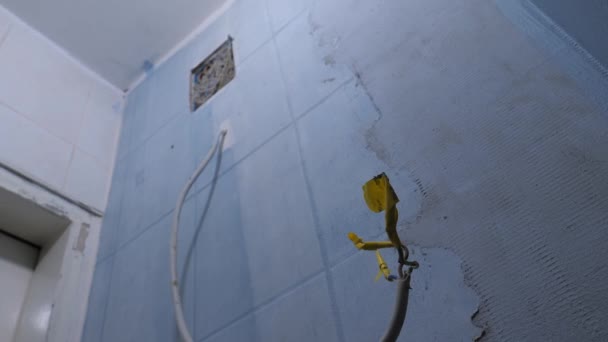 Tiro Ángulo Bajo Inclinado Hacia Arriba Una Pared Ducha Con — Vídeos de Stock