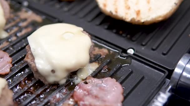 Burger Grilling Patties Med Ost Grill Derhjemme Skyderen – Stock-video