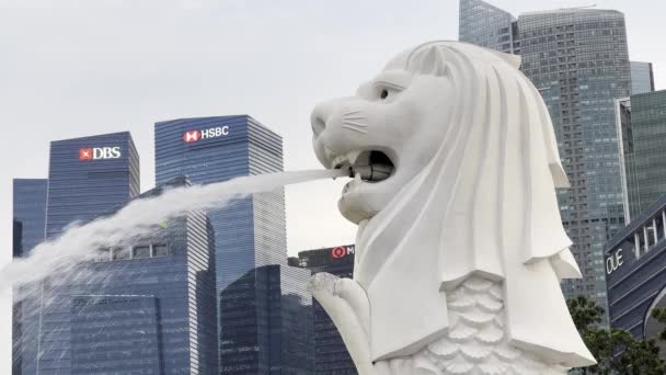 싱가포르의 상징적 마스코트를 클로즈업해 중심가에 신화적 동물들 보이는 비즈니스와 건물들이 — 비디오