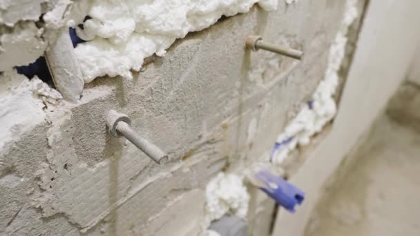 Vue Rapprochée Une Vis Béton Filetée Vieillie Bouchon Plastique Fixés — Video