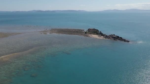 Crystal Clear Water Blue Sea Met Rocky Bird Island Zeegezicht — Stockvideo