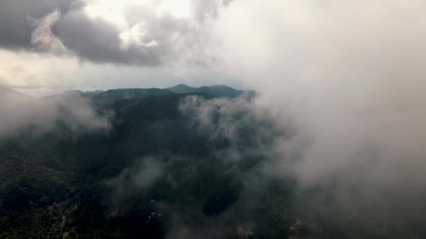 Nubes Blancas Altas Día Soleado Sobre Verde Isla Turística Koh — Vídeo de stock