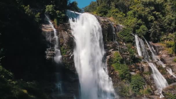 Enorme Quantità Acqua Cade Sopra Grande Cascata Wachirathan Tra Gli — Video Stock