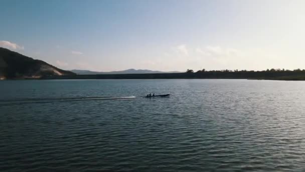 Довгі Вузькі Традиційні Тайські Човни Подорожують Великій Швидкості Над Мей — стокове відео