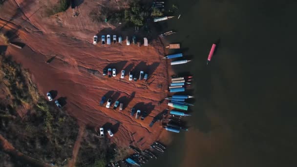 Skútr Obrovským Dlouhým Stínem Odtáhne Více Zakotvených Tradičních Thajských Lodí — Stock video