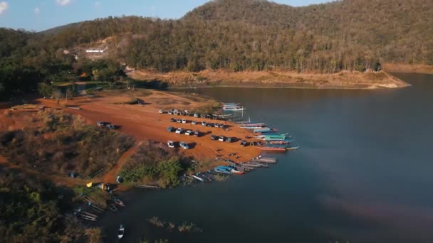在Srilanna国家公园 传统的彩色泰国船只停泊在挤满人的汽车附近的棕色海滩上 无人机玩具枪 — 图库视频影像