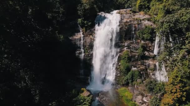 Agua Espumosa Blanca Cae Sobre Gran Cascada Rocosa Wachirathan Entre — Vídeos de Stock