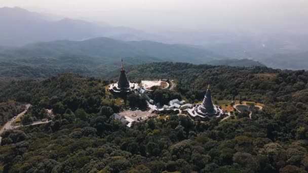 Prachtige Hoge Tempels Gebouwd Hoogste Berg Thailand Genaamd Doi Inthanon — Stockvideo