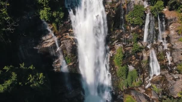 Piękne Wysokie Wodospady Wachirathan Gdzie Woda Spada Dużą Prędkością Nad — Wideo stockowe