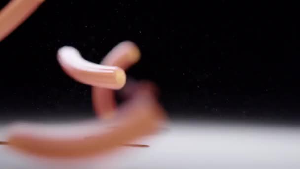 240Fps Slow Motion Ζυμαρικά Χωρίς Γλουτένη Χτυπώντας Ένα Τραπέζι — Αρχείο Βίντεο