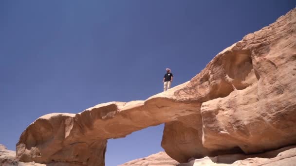 Muž Stojící Přírodním Oblouku Pouštní Krajině Wadi Rum Jordánsko Horkém — Stock video