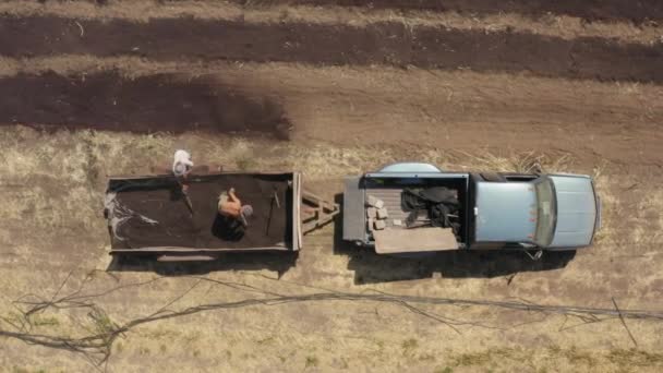 Dos Jóvenes Vaciando Compost Alojado Remolque Coches Con Pala Campo — Vídeos de Stock