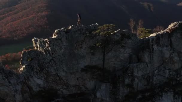 Man Walking Steep Rock Formation Seneca Rocks West Virginia Usa — Vídeo de stock