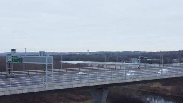 Mersey Gateway Tolbrug Snelweg Verkeer Rijden Riviermonding Luchtfoto Dalende Rechter — Stockvideo