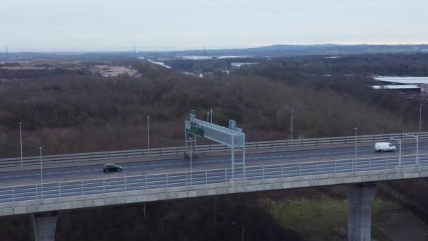 Mersey Gateway Toll Bridge Motorväg Trafik Kör Över Flod Mynning — Stockvideo