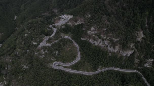 Thethバレーの山の峠の上でSh21の曲がりくねった道の パニングバック ショットのドローンビデオ 交通量は少ない — ストック動画