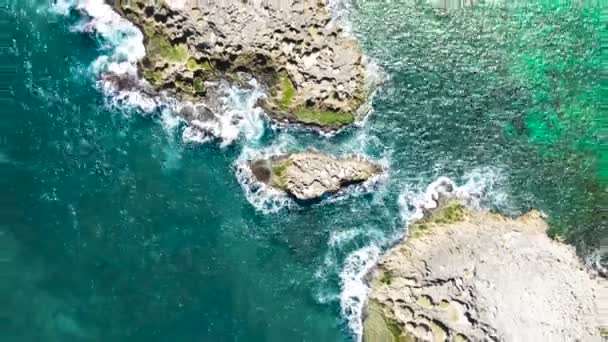 Пуэрто Рико Зеленая Голубая Вода Брызгает Скалистый Остров Сверху Дрона — стоковое видео
