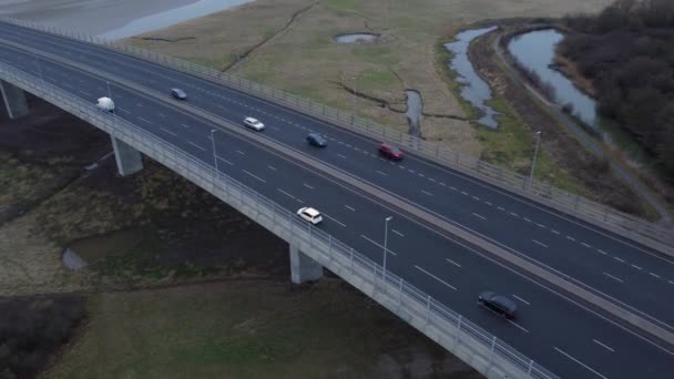 Mersey Geçidi Işlek Paralı Yol Otoyol Trafiği Nehir Kıyısı Hava — Stok video