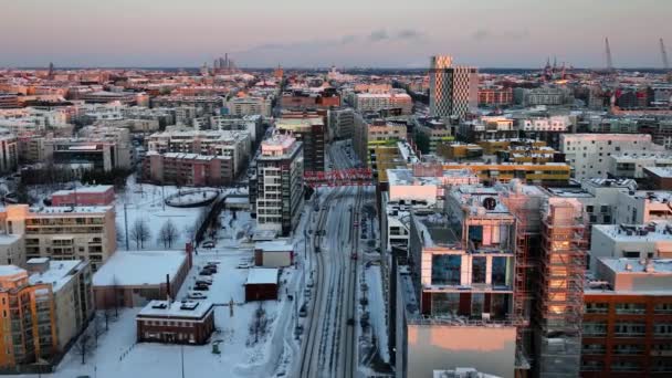 Flygdrönare Beskådar Trafiken Valimerenkatu Gatan Jakobstad Vintersolnedgången Helsingfors — Stockvideo