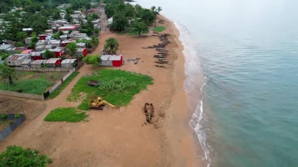 Flygfoto Med Utsikt Över Bulldozer Och Fiskebåtar Vid Micolo Stranden — Stockvideo