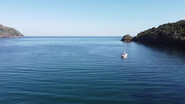 Bir Yelkenli Yatının Bir Körfezden Çıkıp Akdeniz Derin Mavi Denizine — Stok video