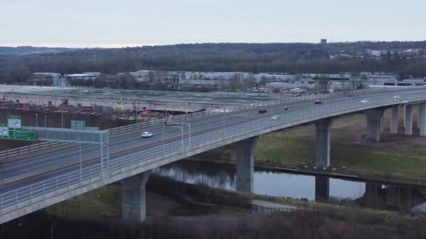 マージー ゲートウェイ有料橋運河を横断する高速道路の交通は 右の航空ビューの軌道を超えます — ストック動画