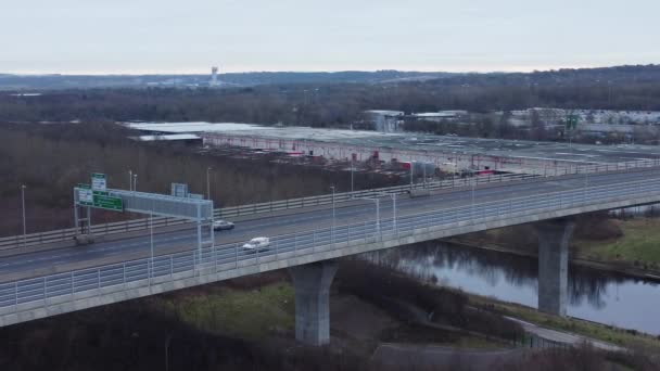 Mersey Gateway Mautbrücke Autobahn Verkehr Über Flussmündung Luftaufnahme Umlaufbahn Rechts — Stockvideo