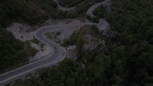 Drone Video Revealing Front Shot Ending Front Shot Two Motorcycles — Vídeos de Stock