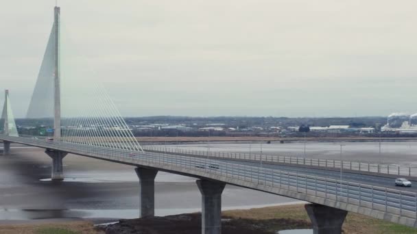 Vue Aérienne Mersey Gateway Câble Suspendu Pont Péage Traversant Rivière — Video