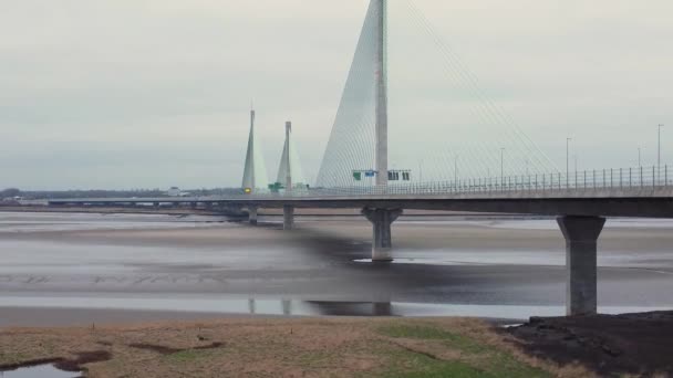 Luftbild Mersey Gateway Seil Blieb Mautbrücke Verkehr Über Den Fluss — Stockvideo