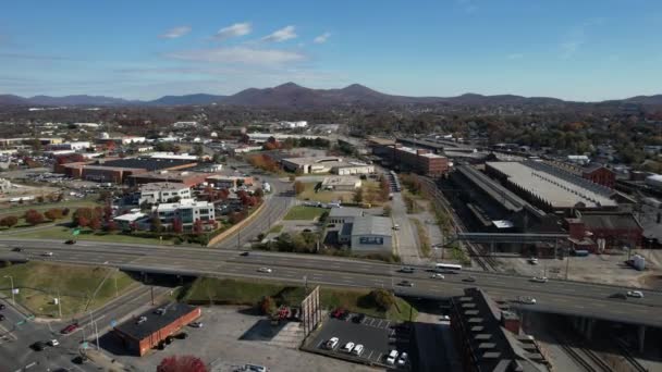 バージニア州ロアノーク市を通過する州間高速道路 車や近所の建物 ドローンショット上のトラフィックの空中ビュー — ストック動画