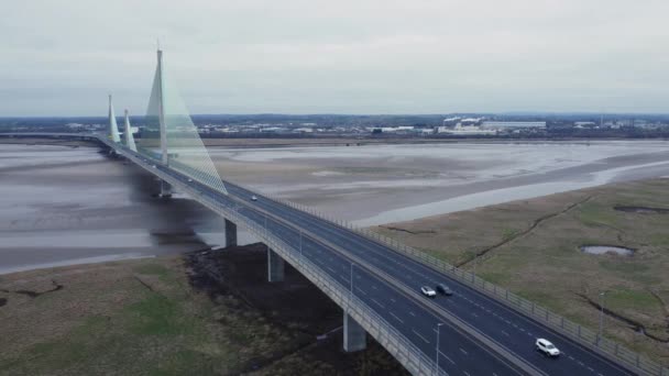 Flygfoto Mersey Gateway Kabel Stannade Vägtull Bro Motorväg Trafik Korsning — Stockvideo