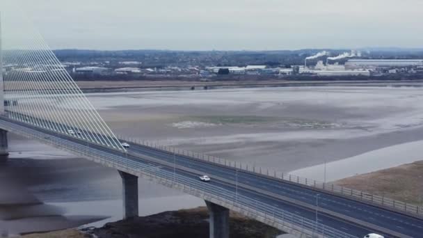 Flygfoto Mersey Gateway Kabel Stannade Vägtull Bro Trafik Korsning River — Stockvideo