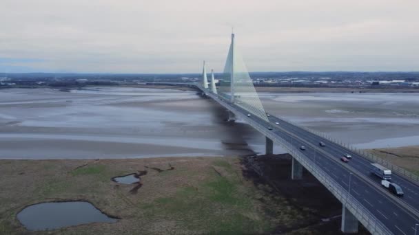 Vista Aérea Mersey Gateway Cable Mantuvo Tráfico Puente Peaje Cruzar — Vídeo de stock
