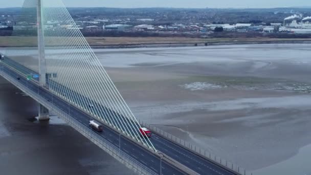 Luchtfoto Mersey Gateway Kabel Bleef Tol Brug Verkeer Kruising Rivier — Stockvideo