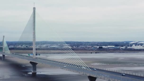 Luftaufnahme Mersey Gateway Seil Blieb Mautbrücke Verkehr Über Den Fluss — Stockvideo