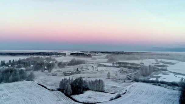 Puesta Sol Sobre Paisaje Rural Bosques Campos Caminos Cubiertos Nieve — Vídeos de Stock