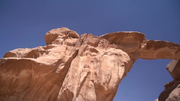 Arco Arenito Maravilha Natural Wadi Rum Jordânia Panorama Ângulo Baixo — Vídeo de Stock